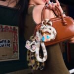 ⁦كرايبيبي – سلسلة جامحة ولطيفة دمية محشوة معلّقة داخل صندوق مفاجآت⁩ - الصورة ⁦3⁩