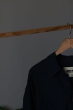 ⁦قميص لينين - أزرق كحلي⁩ - الصورة ⁦3⁩